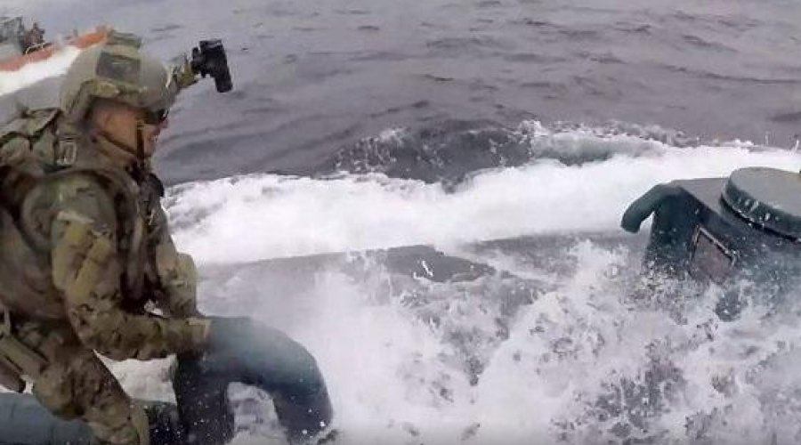 [Submarino que transportava 18 toneladas de cocaína é perseguido pelo Exército ]