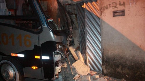 [Micro-ônibus da PM atinge casas, veículos e deixa feridos em Santa Cruz]