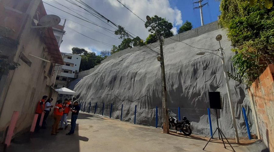 [315 famílias são beneficiadas por geomanta entregue em Narandiba]