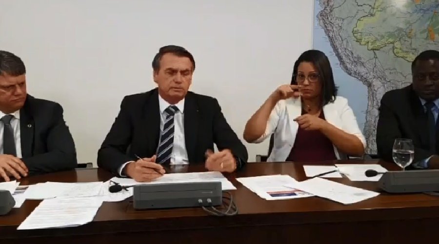 [‘Pretendo beneficiar um filho meu, sim’, diz Bolsonaro sobre seu filho, Eduardo]