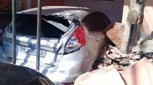 [Motorista de caminhão perde controle, invade casa e atinge um carro, em ladeira de Plataforma ]
