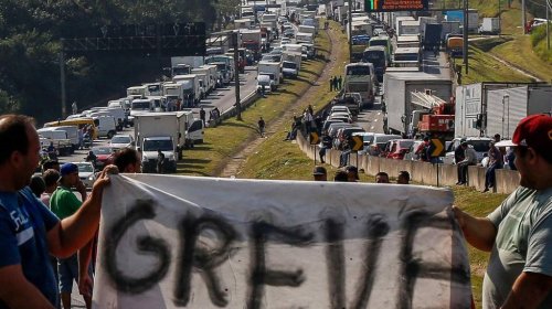 [Caminhoneiros decidem se aderem à paralisação na quarta (24)]