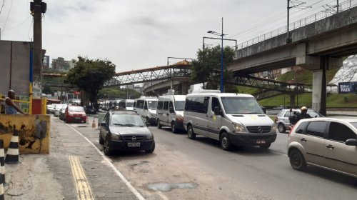 [Manifestantes do transporte alternativo lotam as ruas de Salvador nesta segunda-feira]