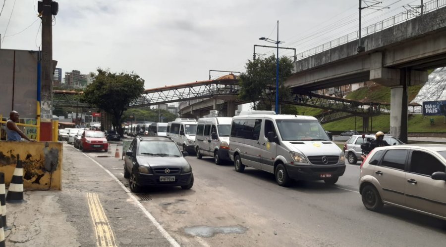 [Manifestantes do transporte alternativo lotam as ruas de Salvador nesta segunda-feira]