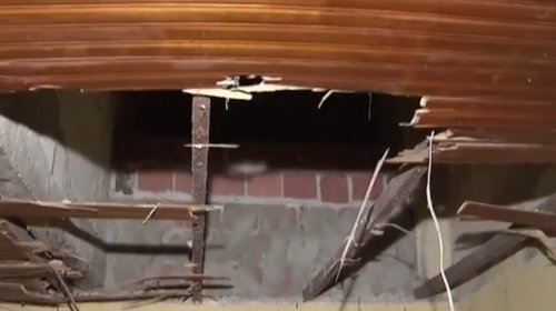 [Família é resgatada após teto de casa desabar em Dois de Julho]