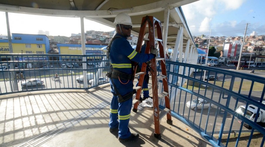 [Passarela em Pernambués já sofreu 10 atos de vandalismo só neste ano]