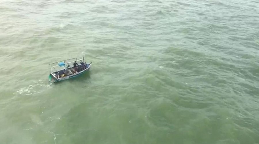 [Homem é resgatado de barco à deriva, em Stela Maris]