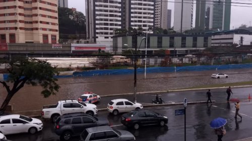[Chuva alaga av.ACM e força-tarefa deve atuar para escoar a água ]