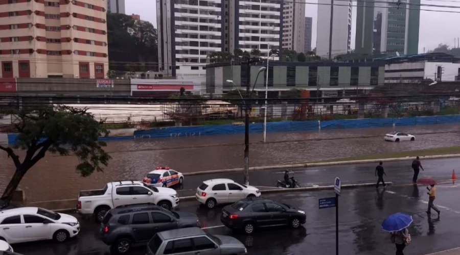 [Chuva alaga av.ACM e força-tarefa deve atuar para escoar a água ]
