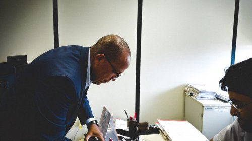 [MP ouve esclarecimento dos moradores após denúncia de postes deteriorados e inativos em Pero V...]