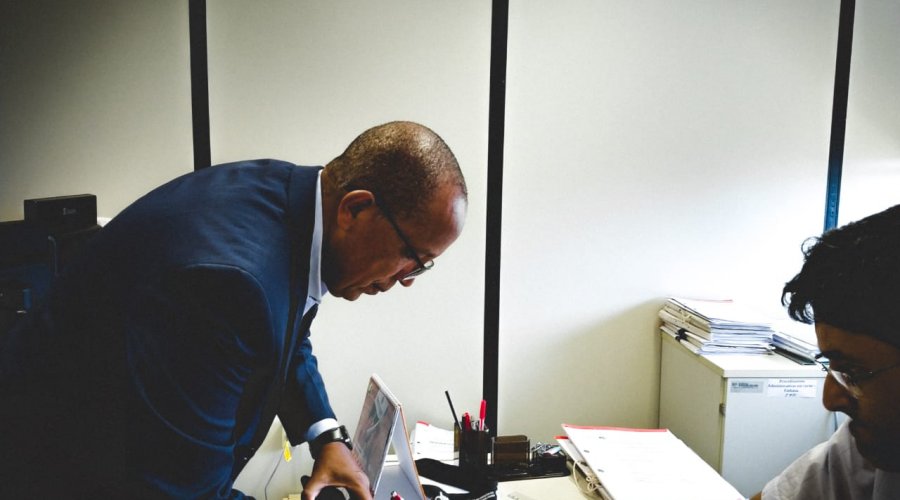 [MP ouve esclarecimento dos moradores após denúncia de postes deteriorados e inativos em Pero Vaz]