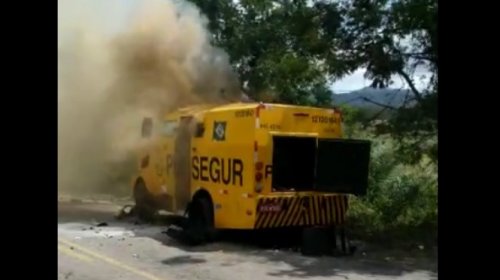 [Homens fortemente armados explodem carro-forte em rodovia na Bahia]