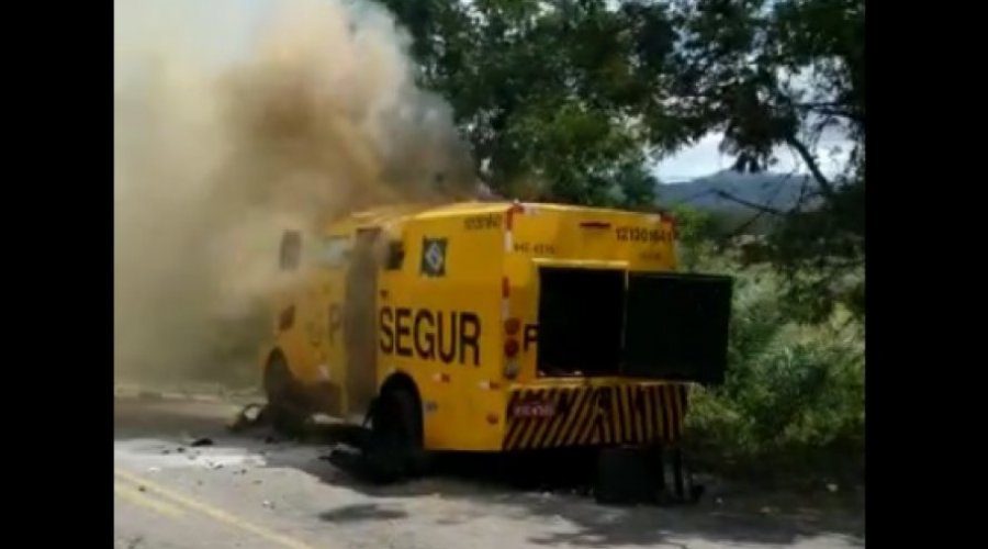 [Homens fortemente armados explodem carro-forte em rodovia na Bahia]