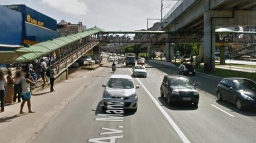 [Carro capota na Avenida Bonocô]