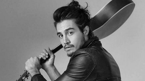 [Tiago Iorc volta aos palcos com show em Salvador]