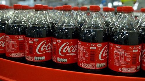 [Fábrica de Coca-Cola no Brasil é multada por presença de fungos e bactérias em garrafas ]