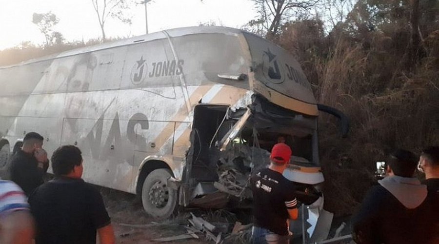 [Ônibus do cantor Jonas Esticado sofre acidente e três pessoas ficam feridas]