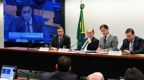 [Comissão aprova LDO com salário mínimo de R$ 1.040 em 2020]