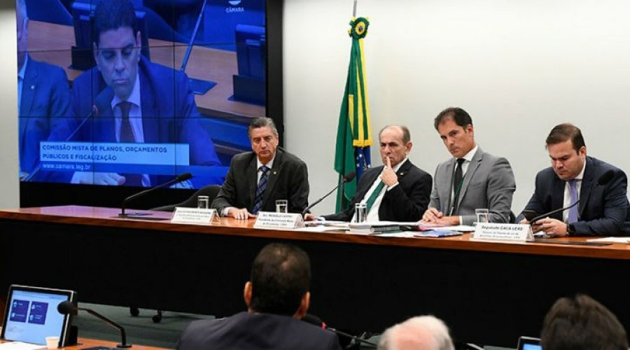 [Comissão aprova LDO com salário mínimo de R$ 1.040 em 2020]