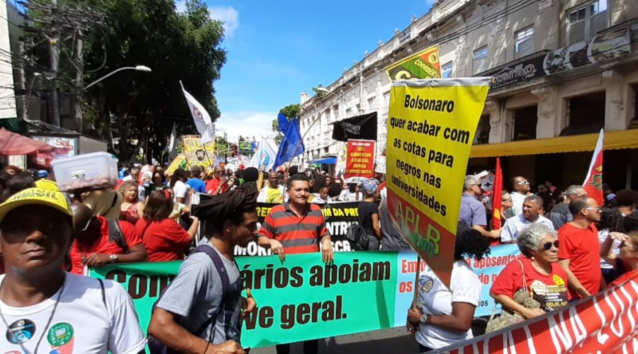 [Cerca de 18 mil pessoas protestam contra programa Future-se e cortes na educação]