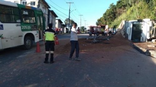 [Caminhão bate em poste e tomba no Cabula]