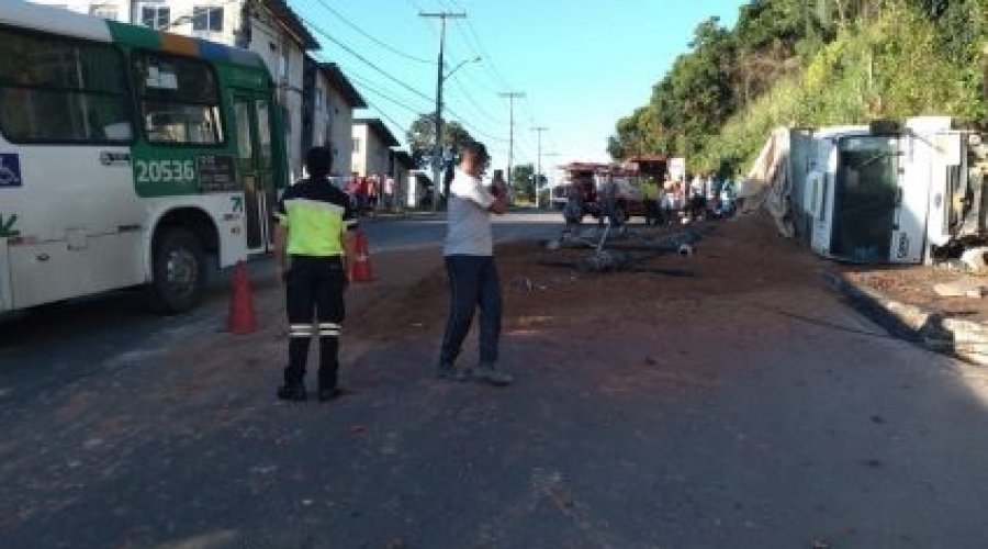 [Caminhão bate em poste e tomba no Cabula]