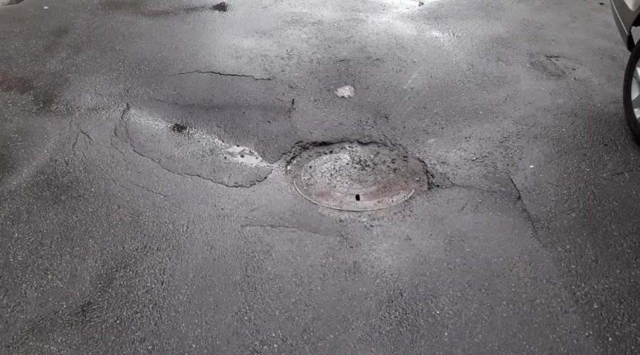 [Asfalto cede e preocupa moradores da Vila Ruy Barbosa]