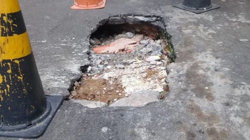 [Cratera cresce em rua da Fazenda Grande do Retiro e põe em risco a vida dos moradores]