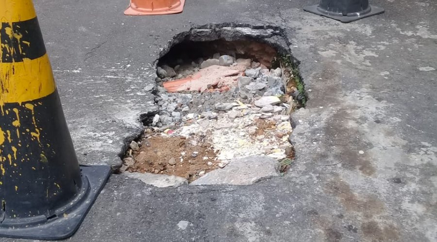 [Cratera cresce em rua da Fazenda Grande do Retiro e põe em risco a vida dos moradores]