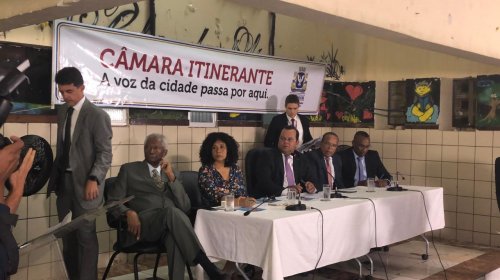 [Sessão ordinária foi sediada em escola de Itapuã]