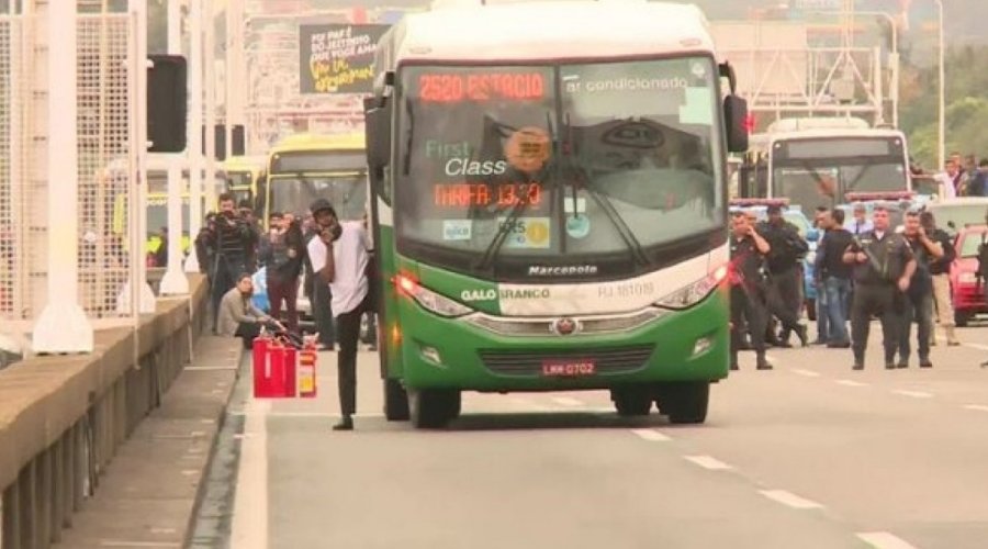 [Após quatro horas de negociação, sequestrador do Rio é morto por atiradores]