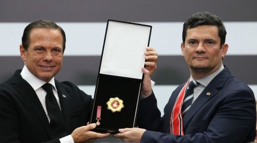 [Em meio a cortes no orçamento, governo Bolsonaro gasta R$ 1,6 milhão com medalhas para militar...]