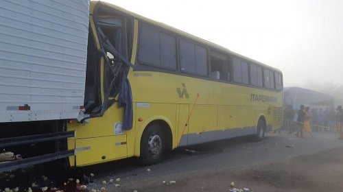 [Ônibus bate em caminhão na BA]