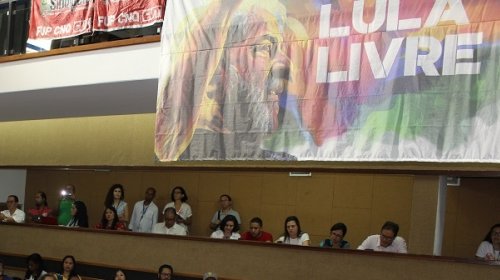 [Faixa 'Lula Livre' em galeria da Assembleia Legislativa-BA gera confusão entre deputados]