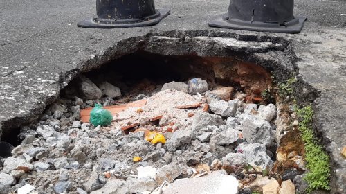 [Profundo buraco expõe pedestres e motoristas a acidente em Fazenda Grande do Retiro]