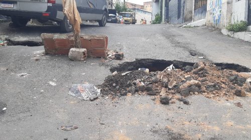 [Buraco interdita trânsito em rua de Pero Vaz]