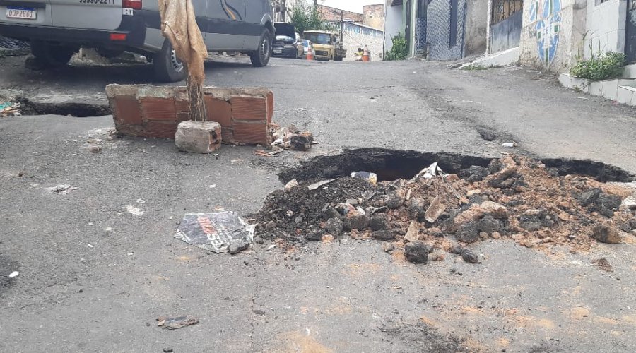 [Buraco interdita trânsito em rua de Pero Vaz]