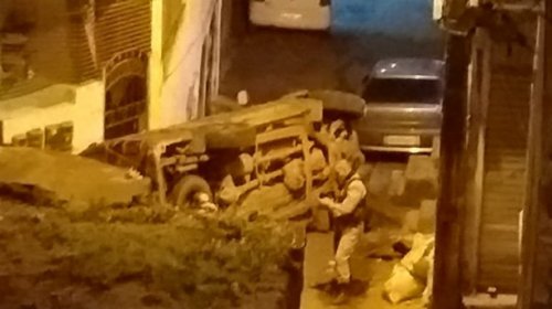 [Viatura da Polícia Militar capota no bairro de São Caetano]