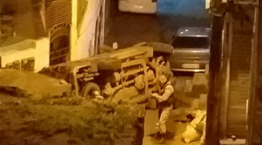 [Viatura da Polícia Militar capota no bairro de São Caetano]