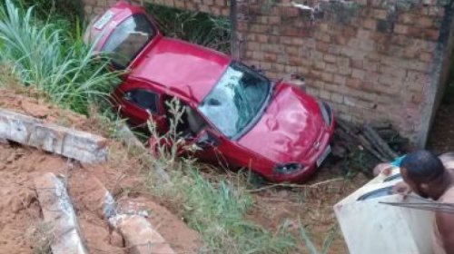 [Motorista fica ferido após carro cair em ribanceira na Estrada Velha de Periperi]