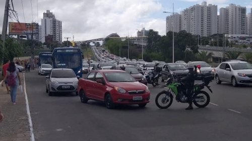 [Motoristas de aplicativos de transporte realizam protesto em direção a Câmara Municipal nesta...]