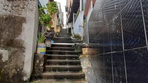 [Moradores pedem reforma de escadaria em Travessa, no bairro de Pernambués]