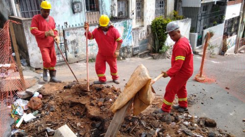 [Após denúncia ao Pernambués Agora, prefeitura fecha buraco no Pero Vaz]