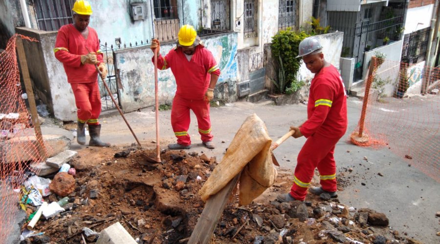 [Após denúncia ao Pernambués Agora, prefeitura fecha buraco no Pero Vaz]