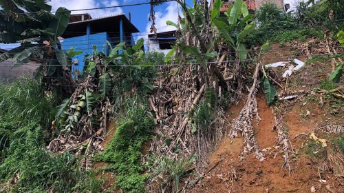 [Perigo: Encosta põe em risco cerca de 15 famílias em São João do Cabrito]