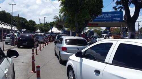 [Motoristas enfrentam espera de três horas para embarcar no ferry]