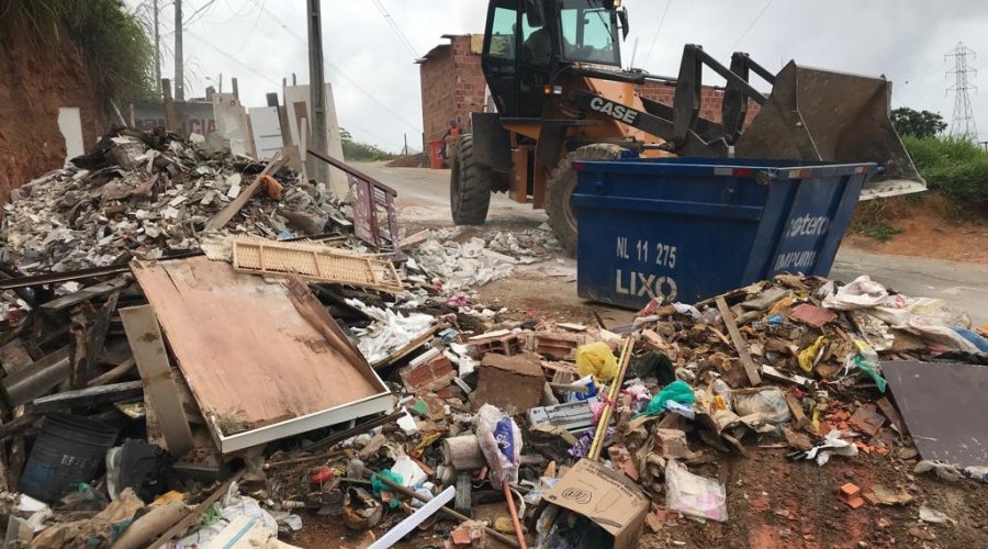 [Limpurb realiza mutirão para retirada de entulhos e limpeza total em ruas de Pernambués]