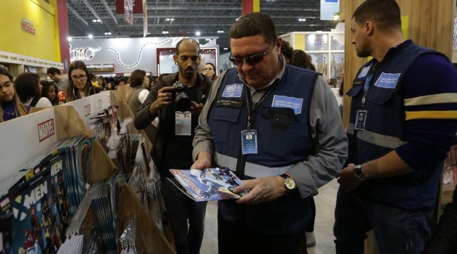 [Justiça do Rio concede liminar que impede apreensão de livros na Bienal]