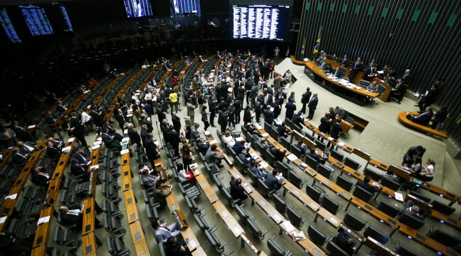 [Redução salarial de servidor público avança na Câmara dos Deputados]