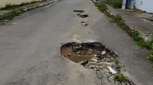 [EMBASA realiza obra em Nova Constituinte e deixa parte da rua sem asfalto]